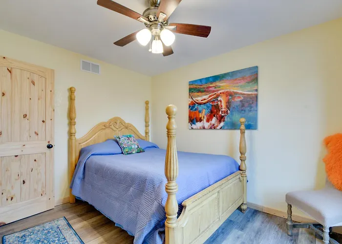 Apartment Worth W/ Patio: 5 Mi To Dtwn! *