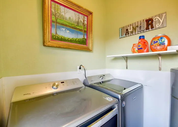 Apartment Worth W/ Patio: 5 Mi To Dtwn! *