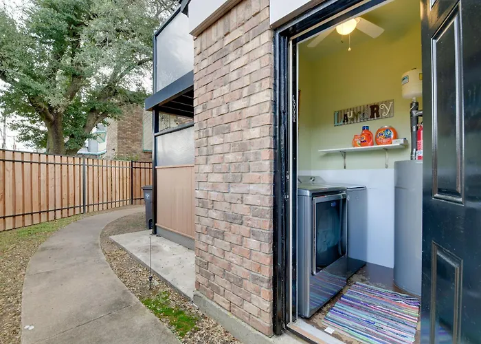 Worth W/ Patio: 5 Mi To Dtwn!