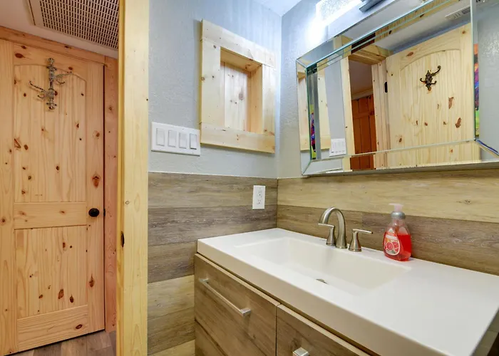 Worth W/ Patio: 5 Mi To Dtwn!